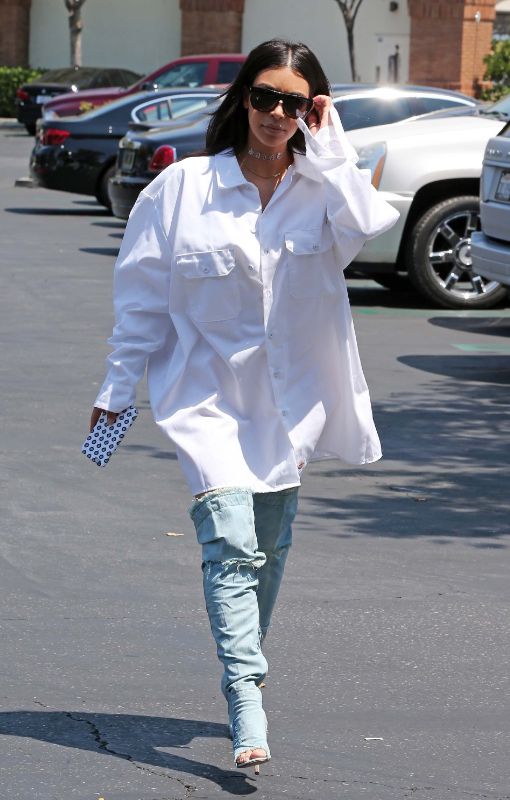 Ким Кардашьян в белой рубашке