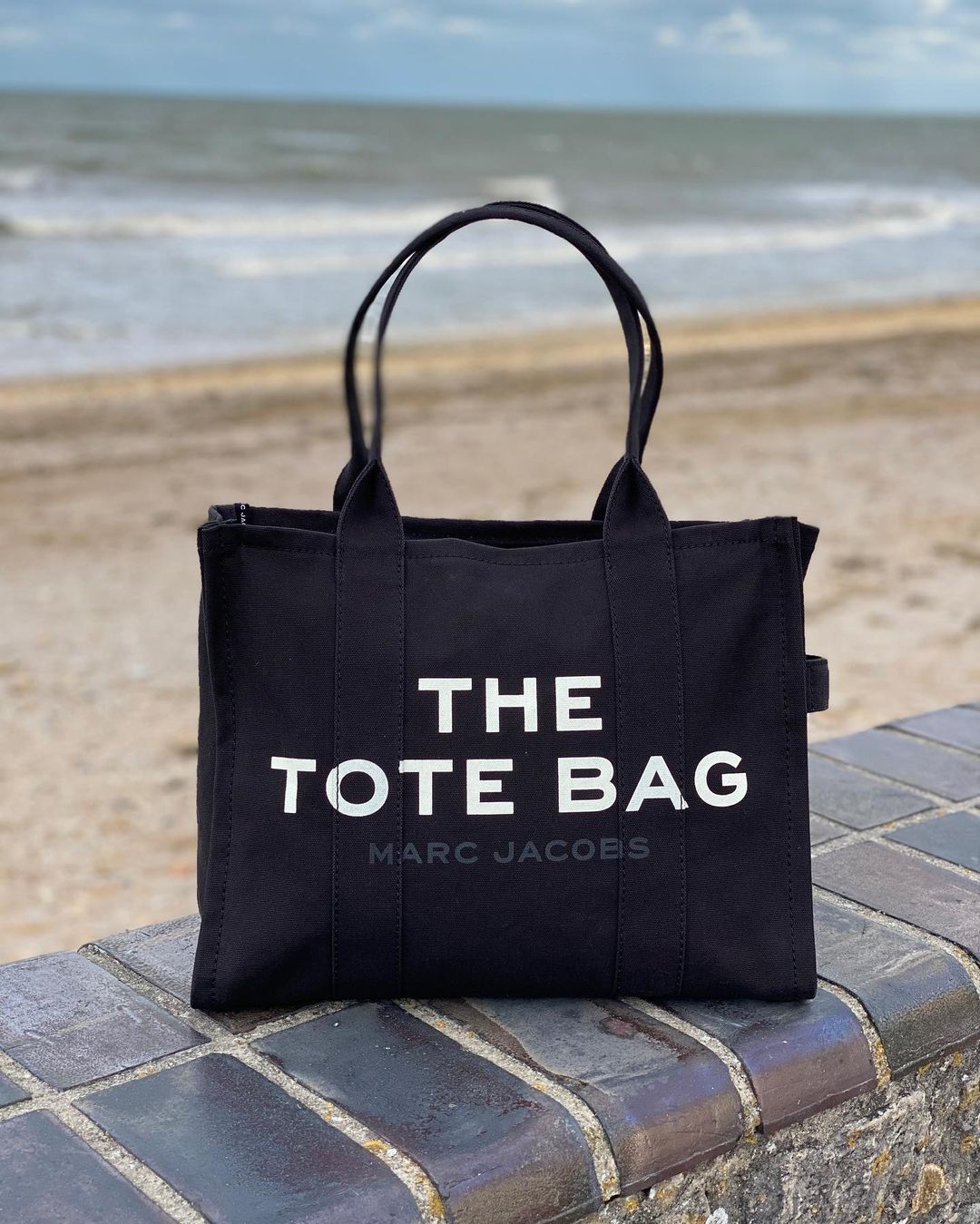 Черная сумка The Traveler от Marc Jacobs