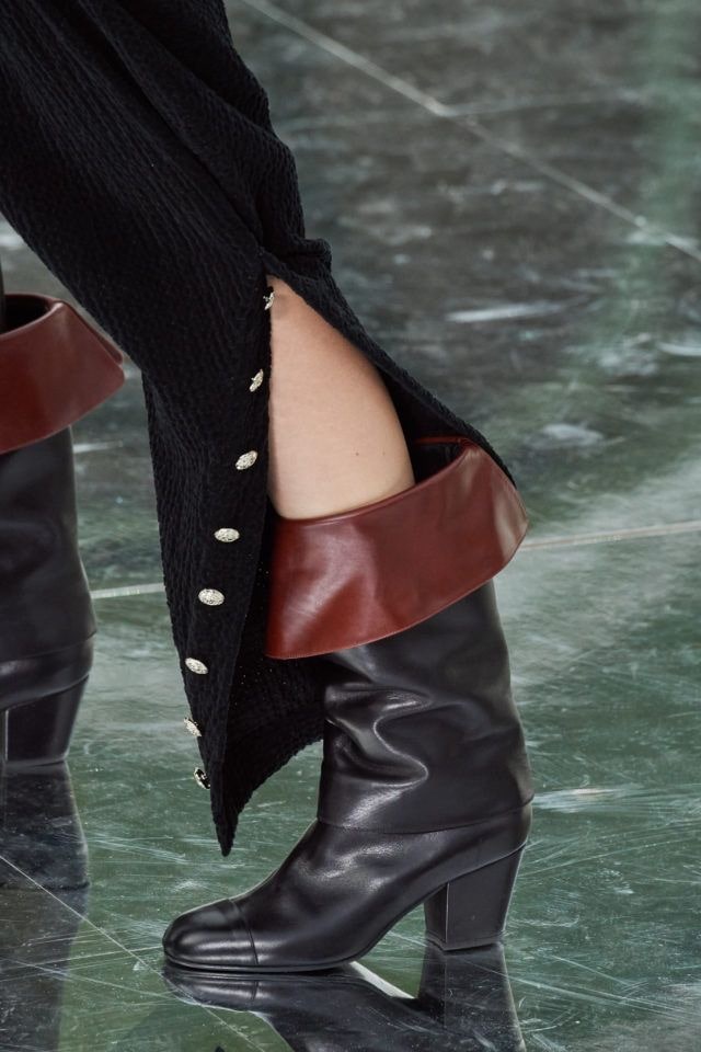 Черные сапоги на низком каблуке от Chanel