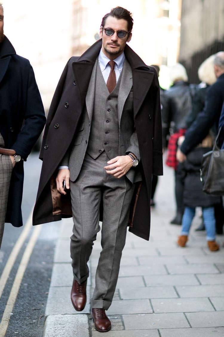 Черное классическое мужское пальто