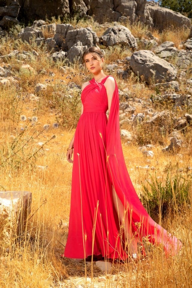 Красное струящееся платье