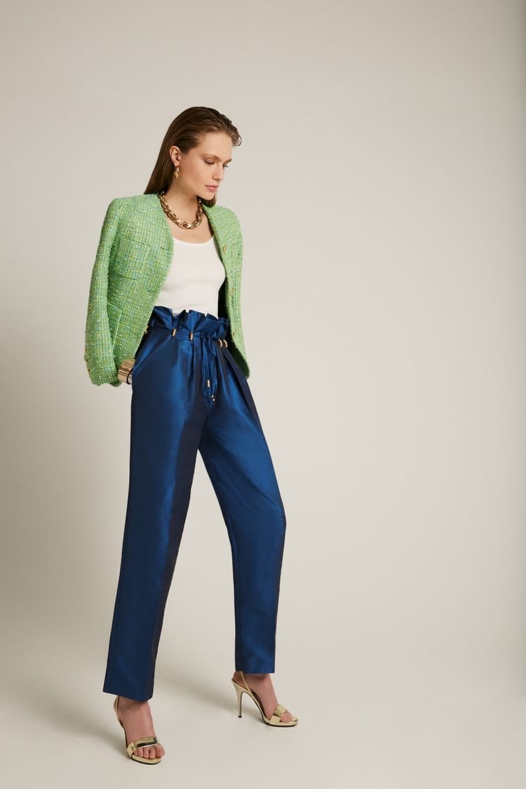 Образ с джинсами и фисташковым пиджаком