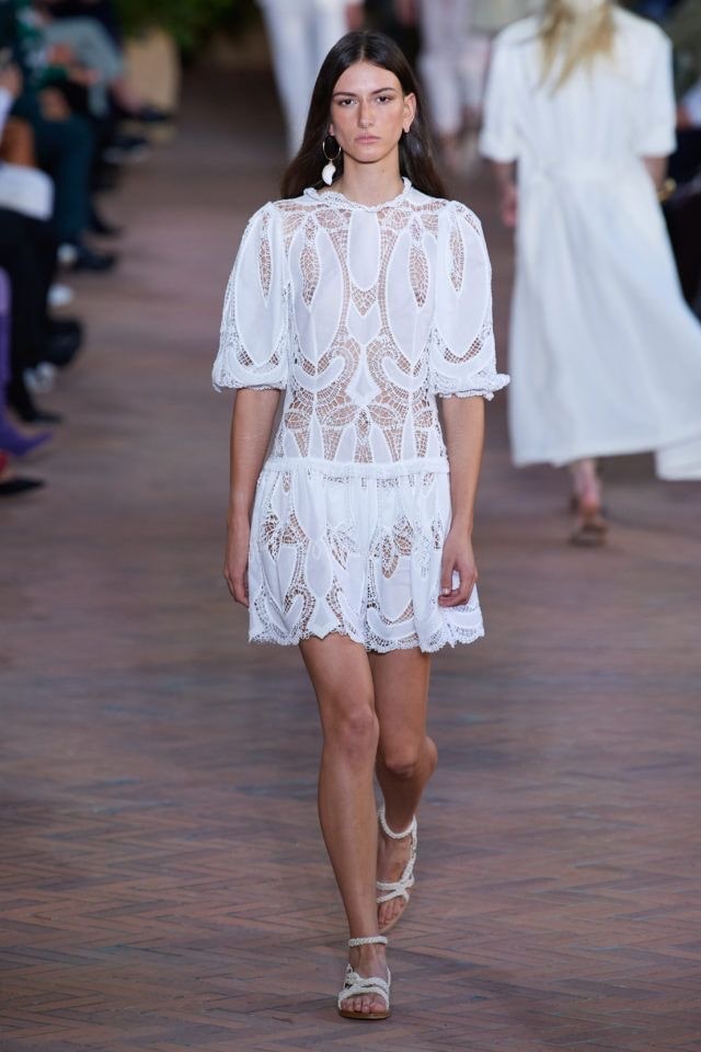 Белое кружевное платье от Alberta Ferretti