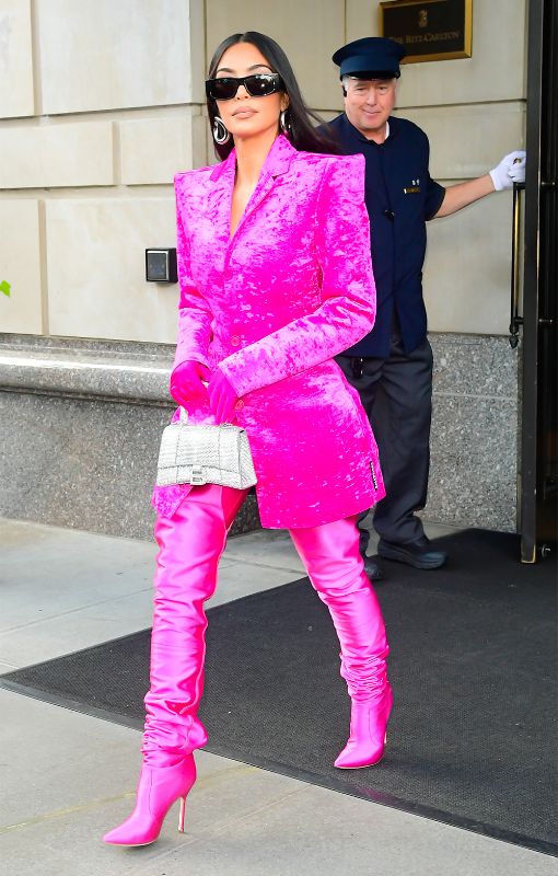 Ким Кардашьян в розовом образе от Balenciaga