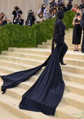 Ким Кардашьян в чёрном комбинезоне закрывающем лицо на met gala-2021