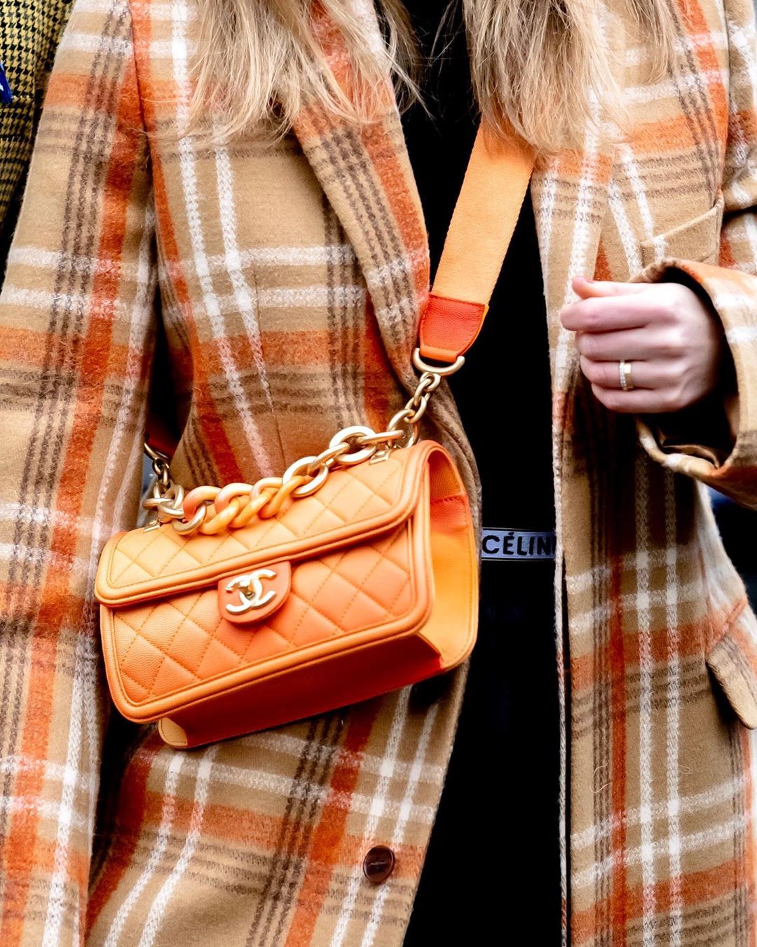 Оранжевая сумка с широким ремнем