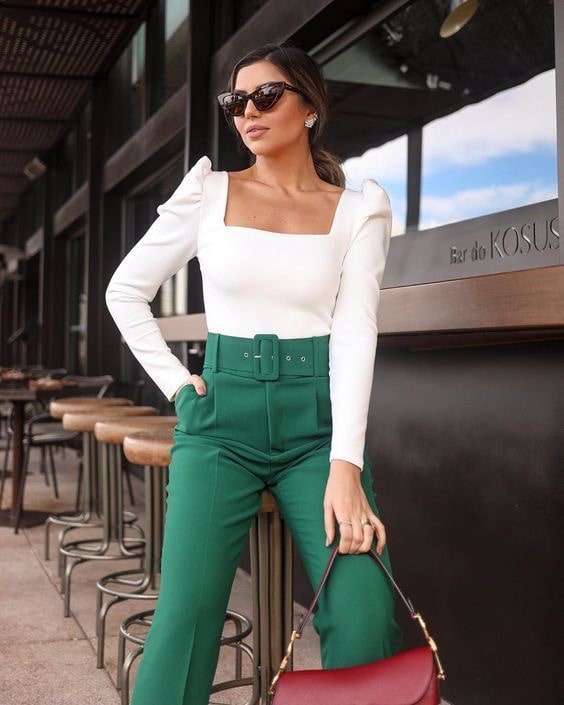 Зеленые женские брюки с широким ремнем