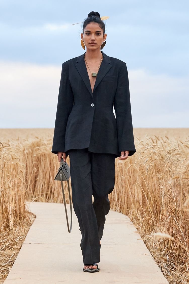 Женский пиджак с широкими плечами от Jacquemus