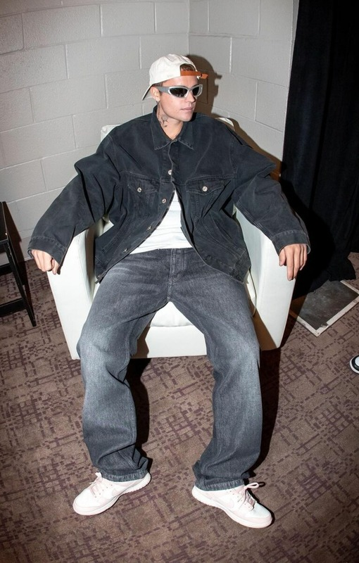 Джастин Бибер в джинсах прямого кроя