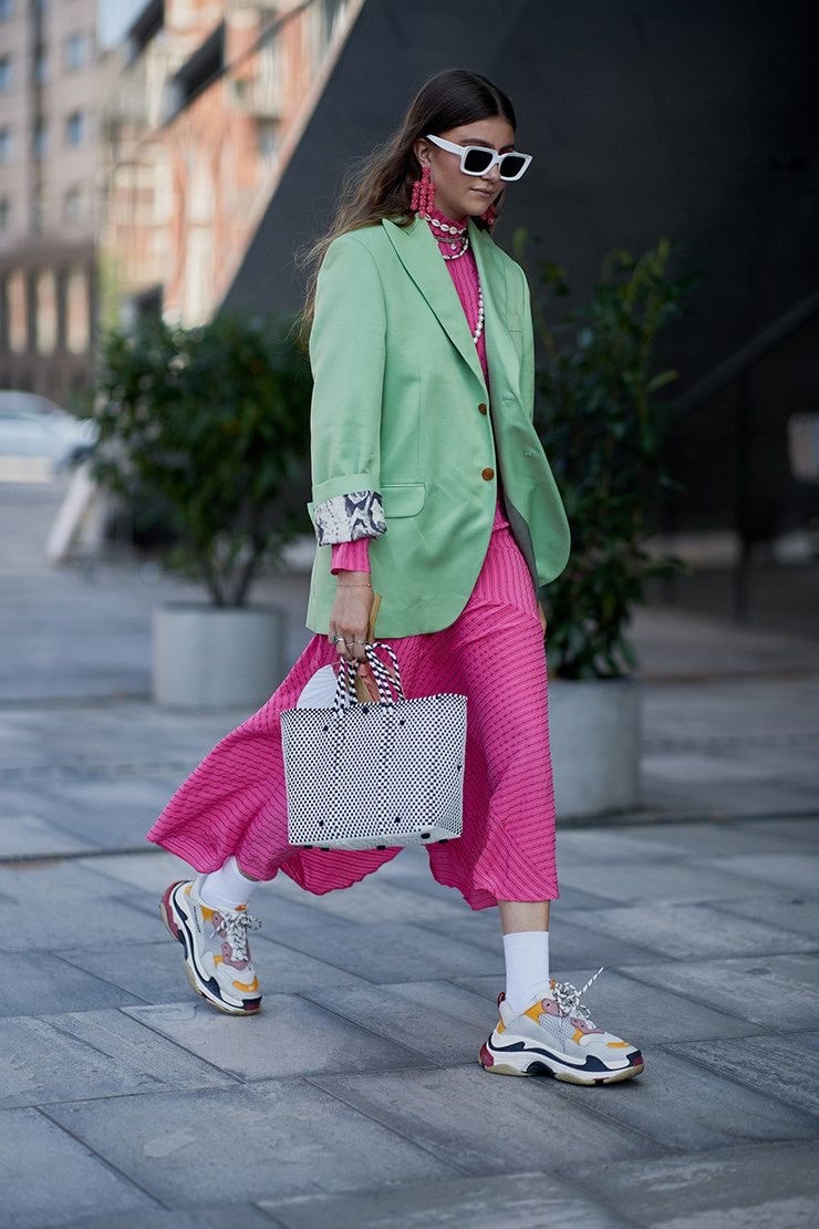 Зеленый пиджак с розовым платьем