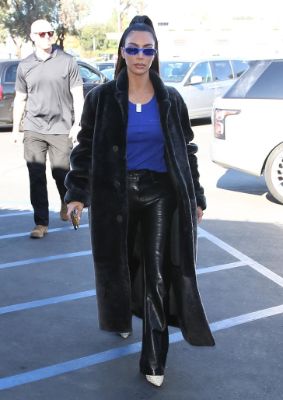 Ким Кардашьян в длинном меховом пальто