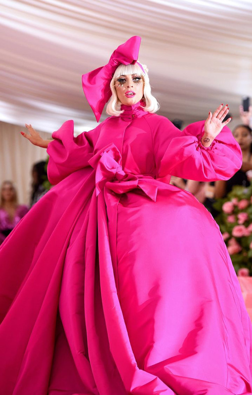 Леди Гага в розовом платье 