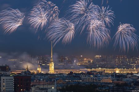 Праздничный салют над вечерним Петербургом