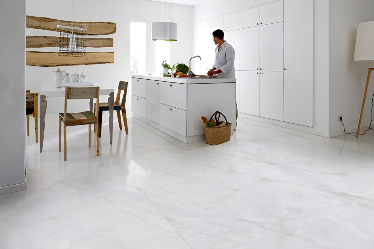 Кварцевый агломерат Onyx Bianco - отделка пола