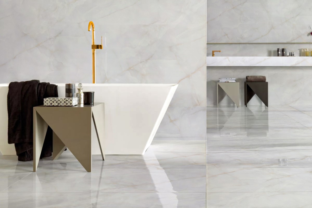 Кварцевый агломерат Onyx Bianco в ванной комнате