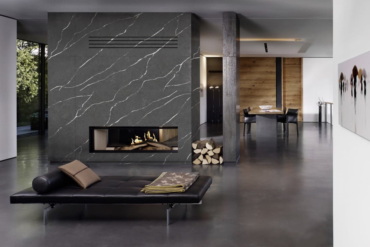 Отделка камина кварцевым агломератом Grey Marquina
