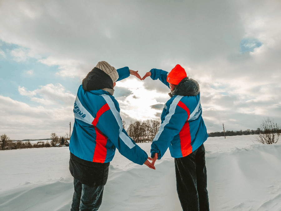 Не стажировка в офисе, а колка дров на морозе. Зачем амбициозные студенты уезжают в глухие сёла?