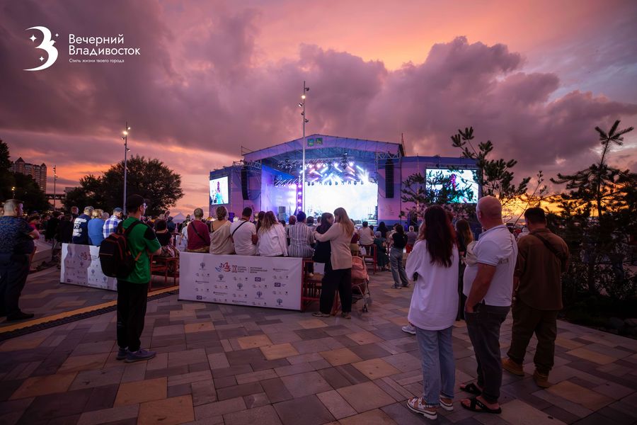 Земля вибрировала от бита. Как open-air на Набережной собрал тех, кто устал от скучных концертов