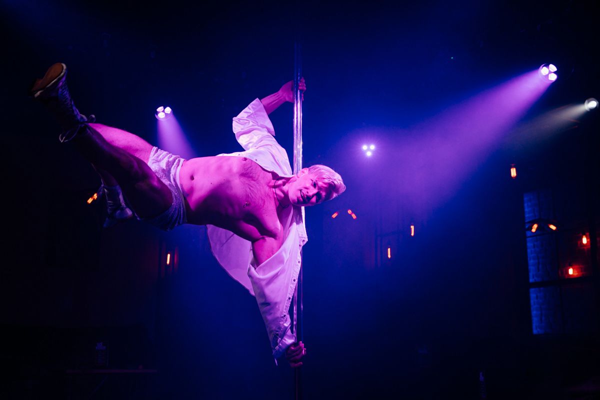 Шұлықпен сиып жатқан қыздың онлайн порносын қараңыз.