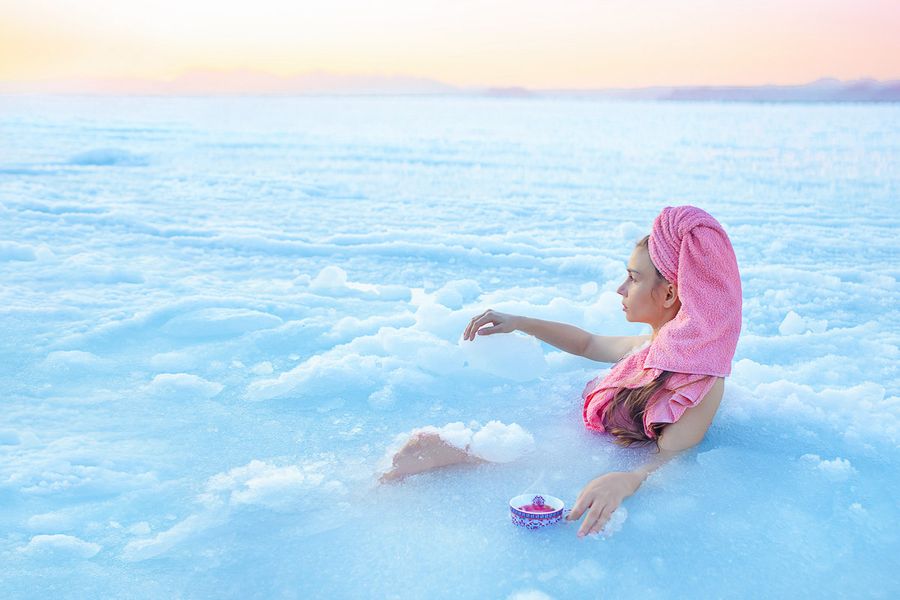 Мороженое, чай, игрушки: чем ещё занимаются девушки Владивостока в ледяном море?