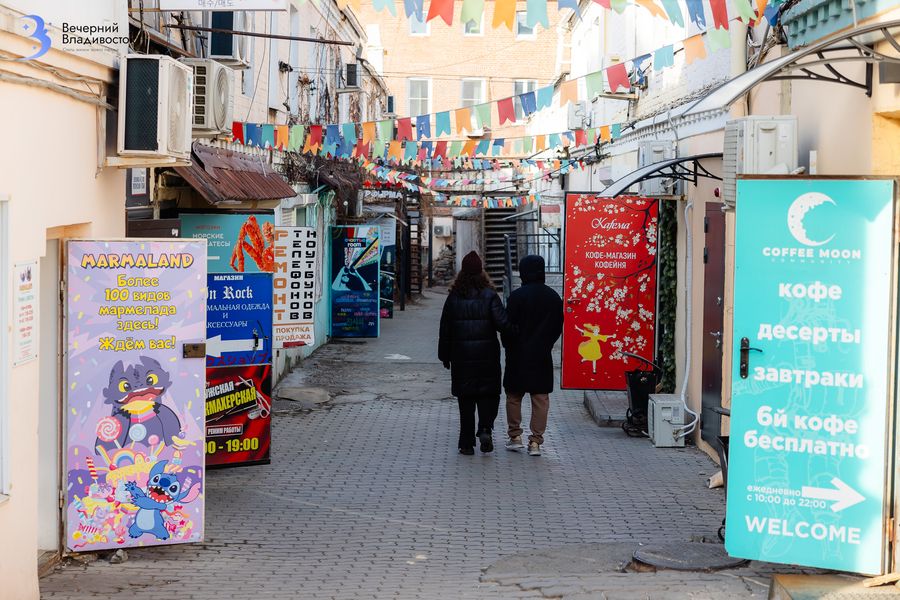 Ставит телефон экраном вниз? Психолог о скрытых признаках измены