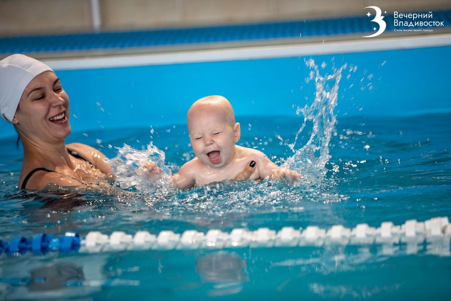 В своей стихии: как плавание влияет на развитие младенцев
