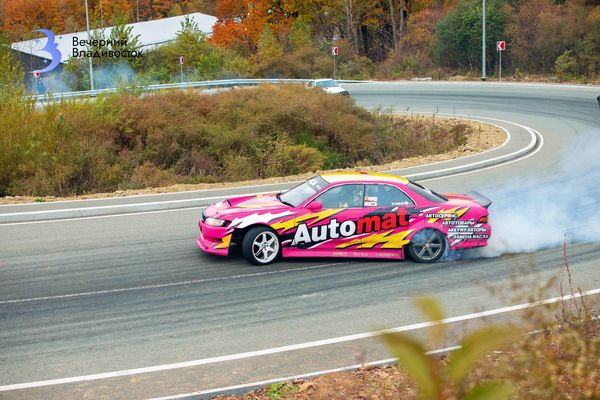 Дрифтер из Приморья «раскочегарил» свой болид, поставился «боком» и поплатился