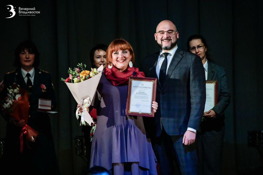 Весна — это вы: на 8 марта женщины Владивостока получили награды и увидели яркий спектакль