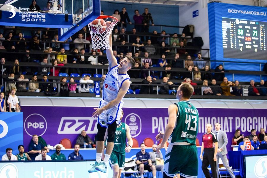 Баскетболисты «Динамо» обыграли аутсайдера, но уступили лидеру Суперлиги