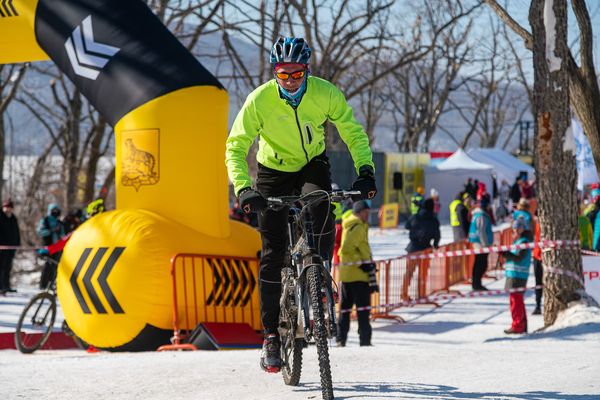 Бегом, на лыжах и велосипеде: гонки на «Ледяном острове»