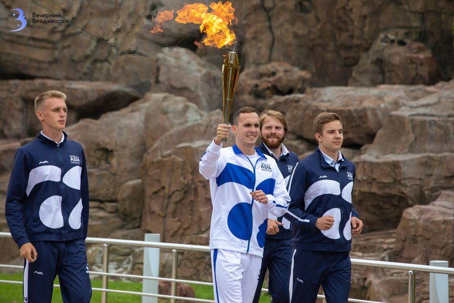 Эстафета огня игр «Дети Азии» 2022 во Владивостоке: легенды российского спорта пронесли факел по Русскому острову