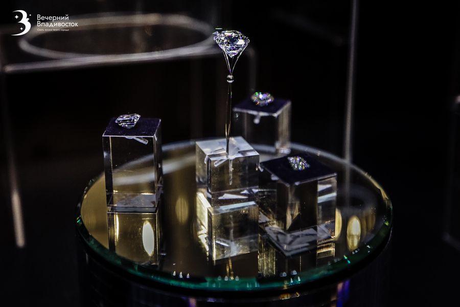 Уникальные алмазы и украшения представила во Владивостоке «Сокровищница Якутии»