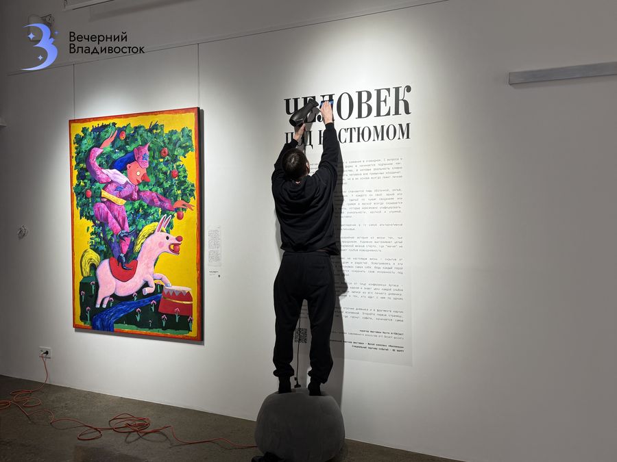 Страх, любовь, счастье и горе: что спрятал художник под цирковыми костюмами