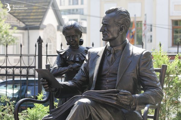 Во Владивостоке открыли памятник Владимиру Арсеньеву и его дочери Наталье