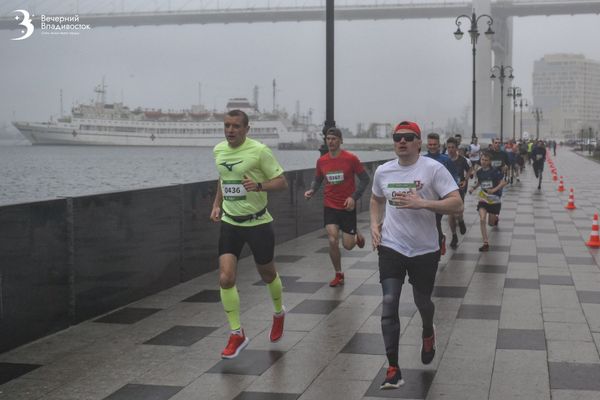 1600 человек в туман и морось пробежали «Зелёный марафон» во Владивостоке