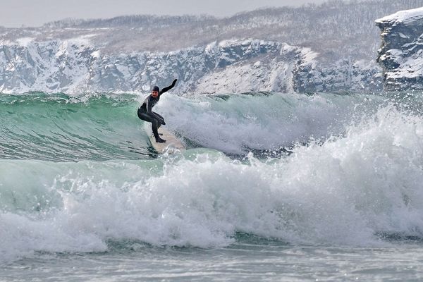 Лови волну: зимний сёрфинг в Приморье