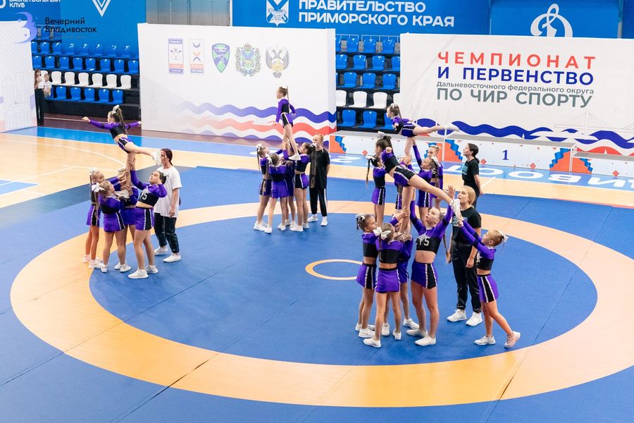 Сложные трюки и заразительные эмоции чемпионата ДФО по чир спорту во Владивостоке