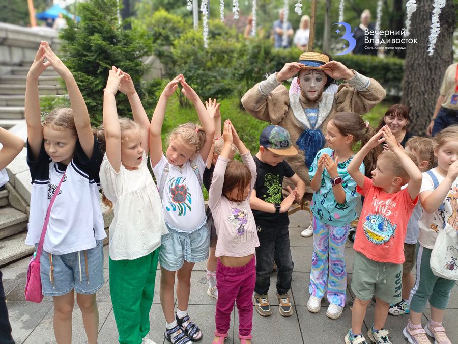 Театральный фестиваль во Владивостоке: горожане пошли в актёры и закидали зрителей рисом