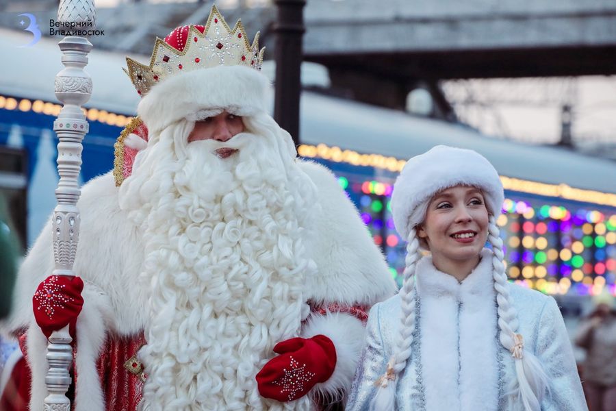 Поезд Деда Мороза во Владивостоке: что внутри вагона волшебника и что загадали дети?