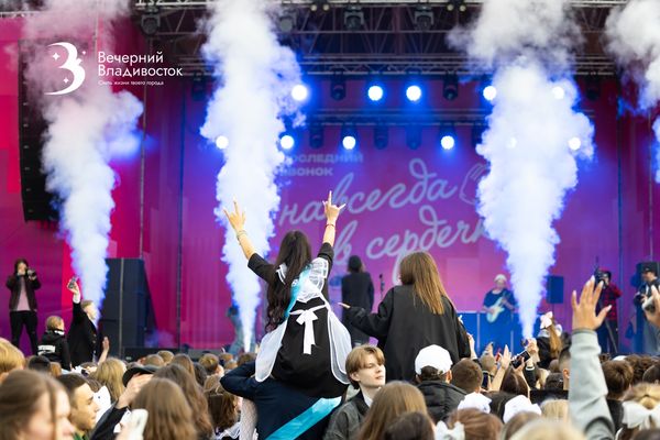 Вальс, слёзы и хиты под открытым небом: Владивосток отметил общегородской последний звонок