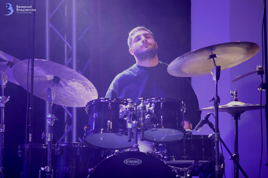 Номинанты Грэмми из Армении и российский рок-н-ролльщик — закрытие джазового фестиваля во Владивостоке
