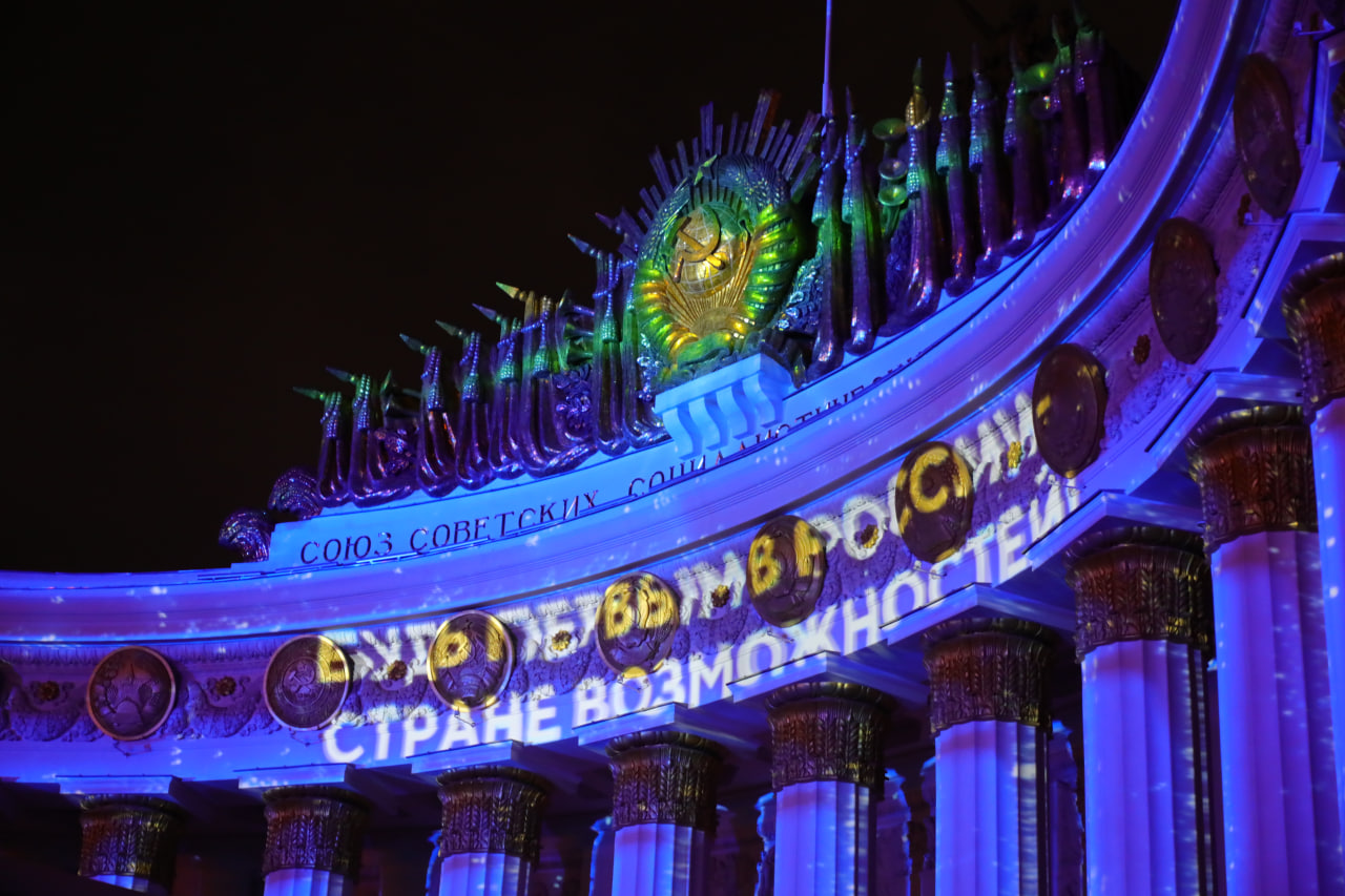 Мэппинг шоу на павильоне №1, концерт на главной сцене ВДНХ: как прошла торжественная церемония открытия экспозиции «Первые в России — стране возможностей» на выставке-форуме «Россия»