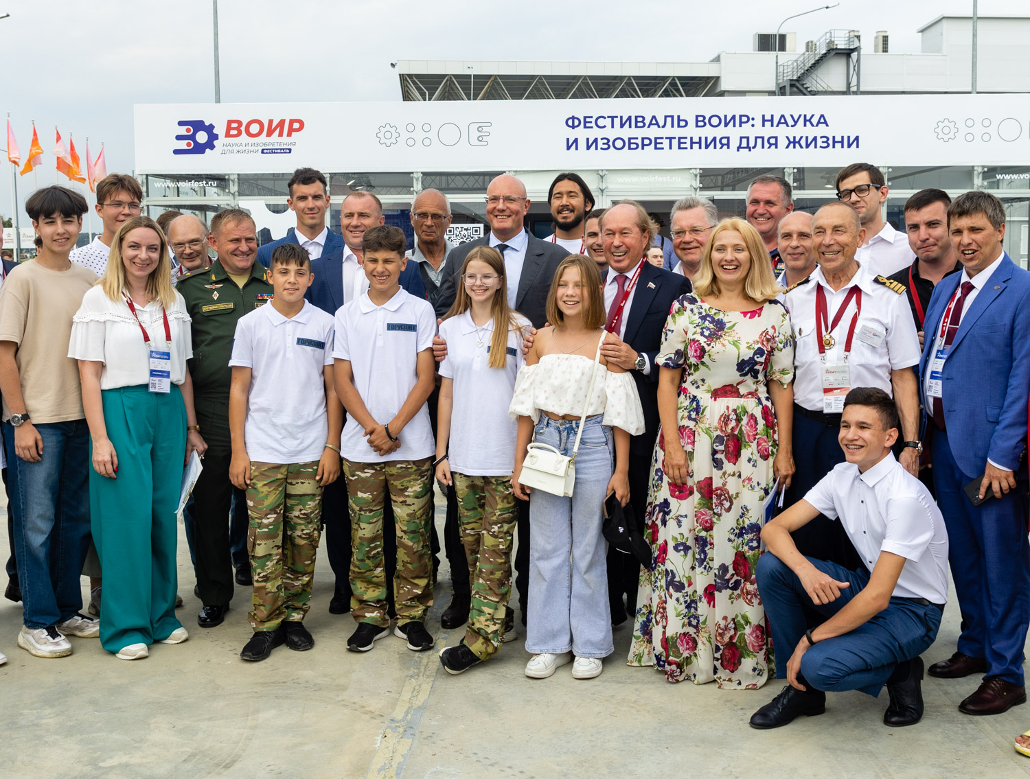 Вице-премьер Дмитрий Чернышенко посетил павильон Фестиваля ВОИР