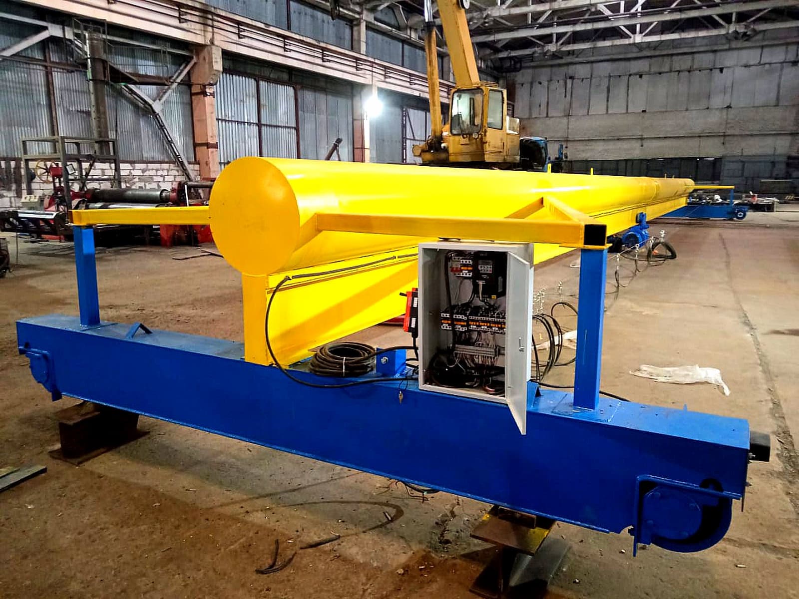 Неисправная кран-балка с видимыми повреждениями механизма подъема