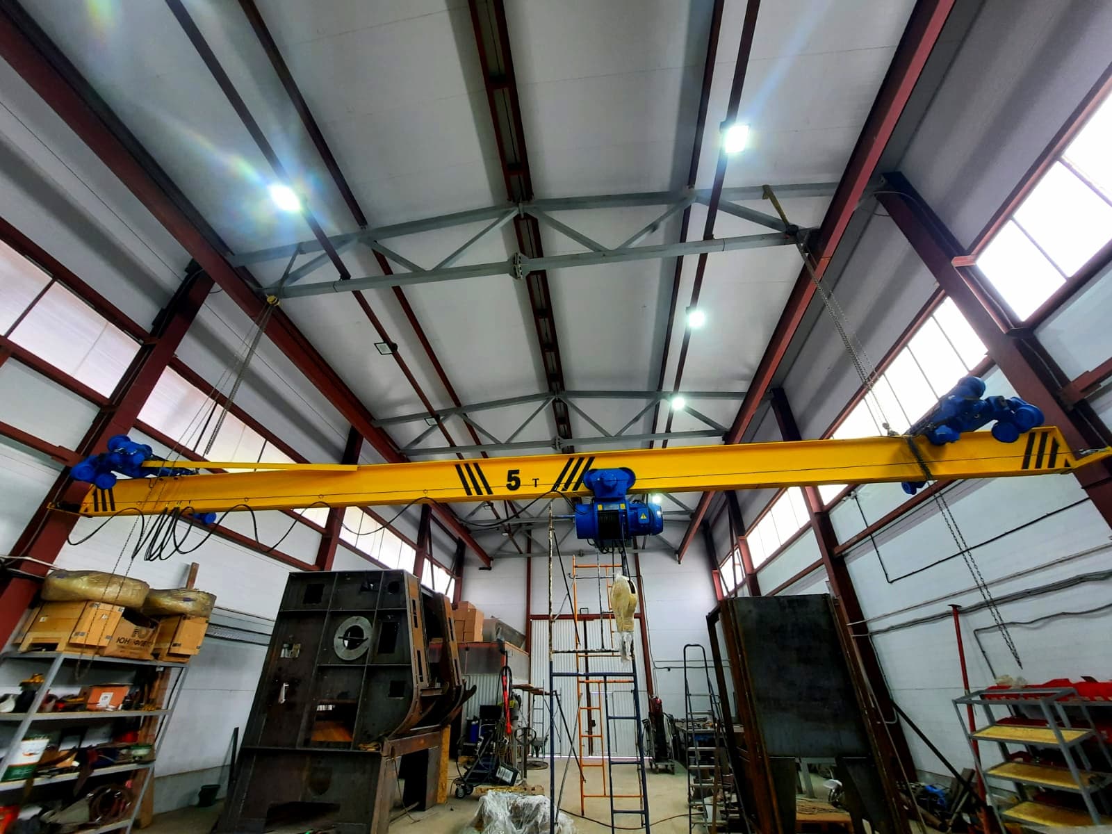Автоматизированная кран-балка на производстве с системой управления