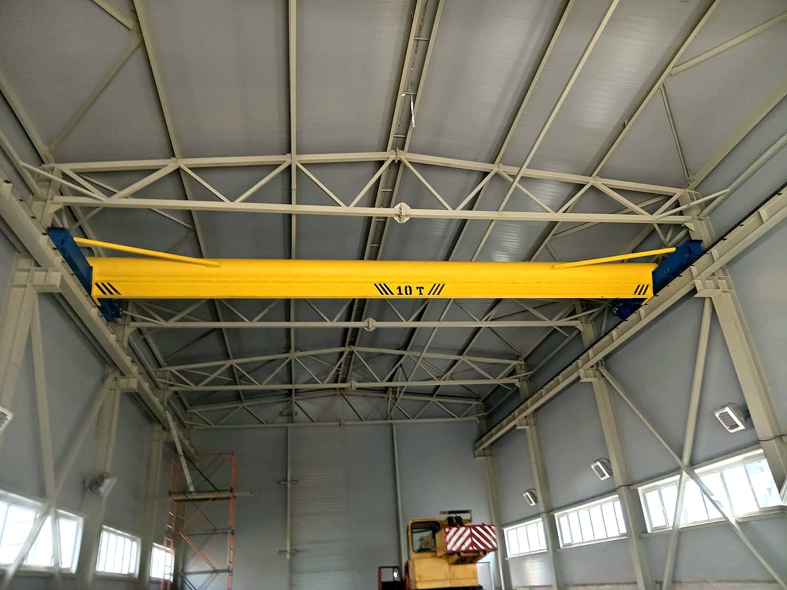 Мостовой кран на складе металлопроката с рулонами стали