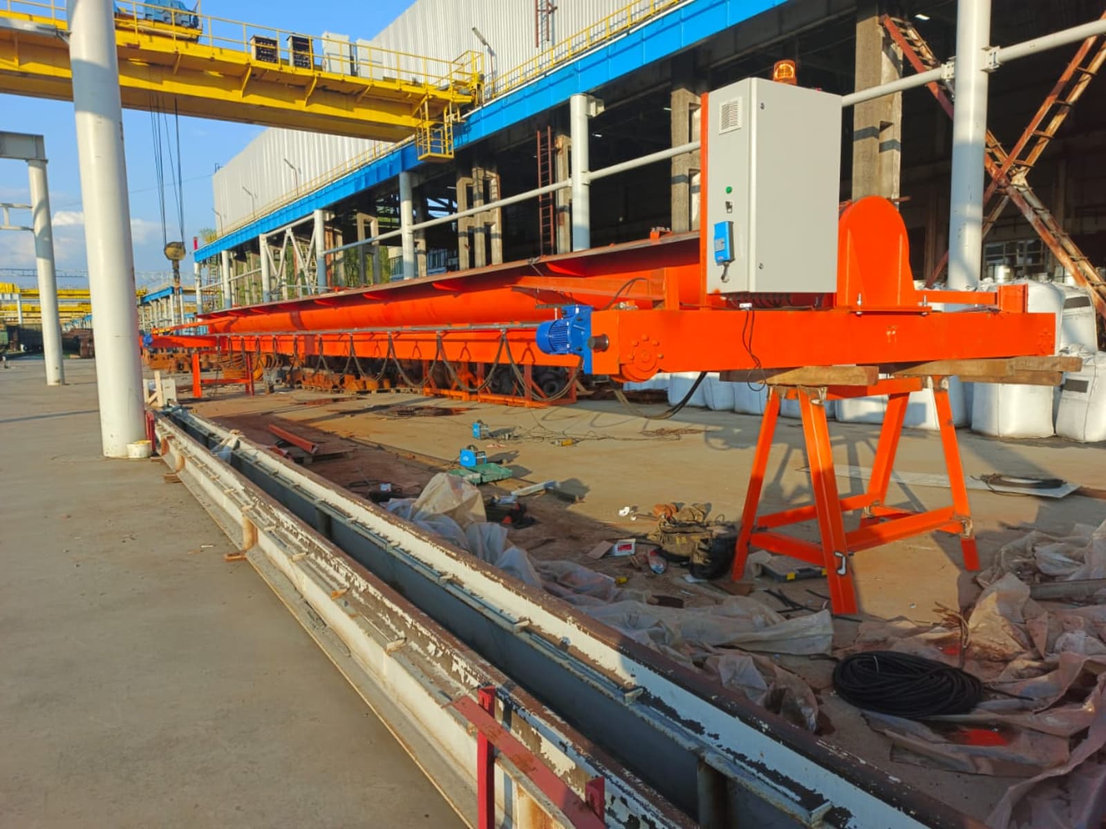 Кран-балка с частотным преобразователем в современном производственном цехе