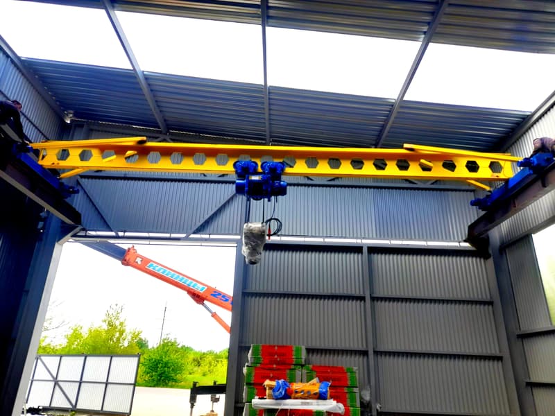 Мостовая кран-балка в промышленном цеху