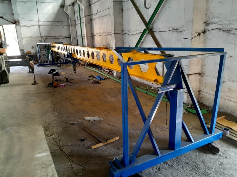 Оператор управляет кран-балкой