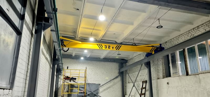 Кран-балка в старом промышленном помещении